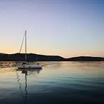 Botel Stlocavoile 2, Seuls A Bord D Un Voilier Dans Le Golfe