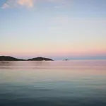 Bateau-hôtel Stlocavoile 2, Seuls à Bord D Un Voilier Dans Le Golfe *