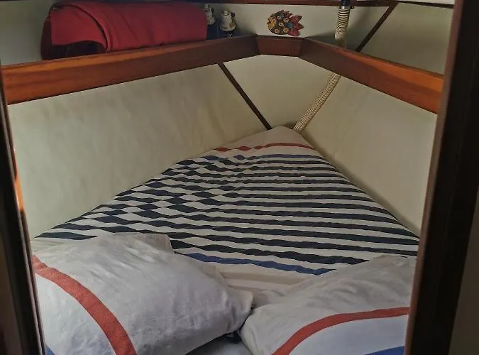 Stlocavoile 2, Seuls A Bord D Un Voilier Dans Le Golfe *